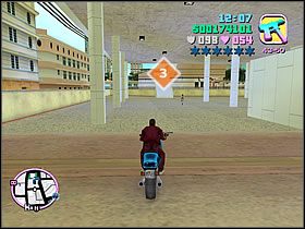 Ścigacz: zaparkowany na prawo od schodów - Numer 1-6 Unique Stunt Jumps - Grand Theft Auto: Vice City - poradnik do gry