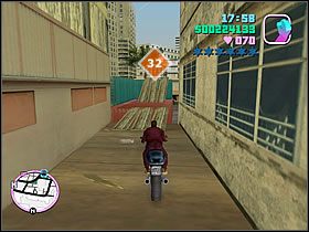 W okolicy firmy przewozowej - Kaufman Cabs, znajdziesz wykonaną z desek skocznię, biegnącą w kierunku południowym - Numer 31-36 Unique Stunt Jumps - Grand Theft Auto: Vice City - poradnik do gry
