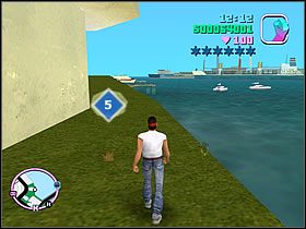 Za budynkiem przy nabrzeżu, do którego schody zlokalizowane są na zakręcie dwupasmowej drogi, znajdziesz właśnie tą paczkę - Numer 1-5 Hidden Packages - Grand Theft Auto: Vice City - poradnik do gry