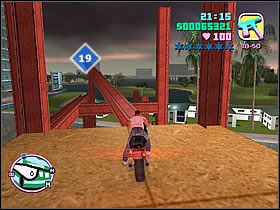 Przy niedokończonej konstrukcji, na której szczyt dostaniesz się po odpowiednio ułożonych deskach, tworzących swego rodzaju pochylnie, znajdziesz wystającą część konstrukcji - Numer 16-20 Hidden Packages - Grand Theft Auto: Vice City - poradnik do gry