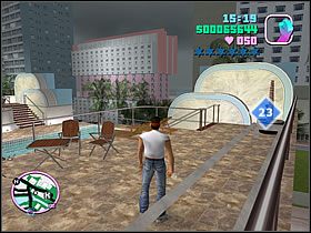 Znowu przy barze Malibu znajduje się wysoki budynek z basenem na dachu - Numer 21-25 Hidden Packages - Grand Theft Auto: Vice City - poradnik do gry