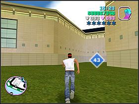 Pomiędzy dwoma wejściami do centrum, w jego północnej części, na trawie znajdziesz paczkę - Numer 41-45 Hidden Packages - Grand Theft Auto: Vice City - poradnik do gry