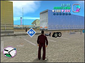 Wracając na parking, przyjrzyj się okolicy pomiędzy zieloną a niebieską przyczepą - Numer 76-80 Hidden Packages - Grand Theft Auto: Vice City - poradnik do gry