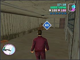 Musisz odnaleźć otwarty hangar (coś w rodzaju stoczni) z niewielkimi drzwiami - wejściem - Numer 81-85 Hidden Packages - Grand Theft Auto: Vice City - poradnik do gry