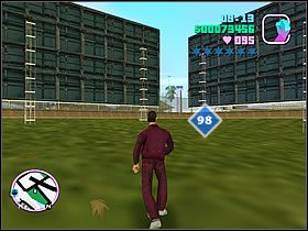 Rozejrzyj się na polanie przy lotnisku, za wieloma reklamami - Numer 96-100 Hidden Packages - Grand Theft Auto: Vice City - poradnik do gry