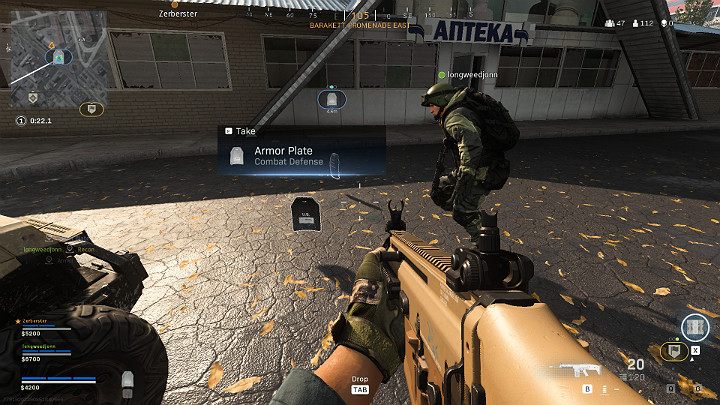 Dobrym nawykiem i bardzo dobrą praktyką jest dzielenie się płytkami pancerza z zespołem - poprzez wyrzucenie ich na ziemię lub zdobycie ich w punkcie zakupów - Warzone: Gra zespołowa - Call of Duty Warzone - poradnik do gry