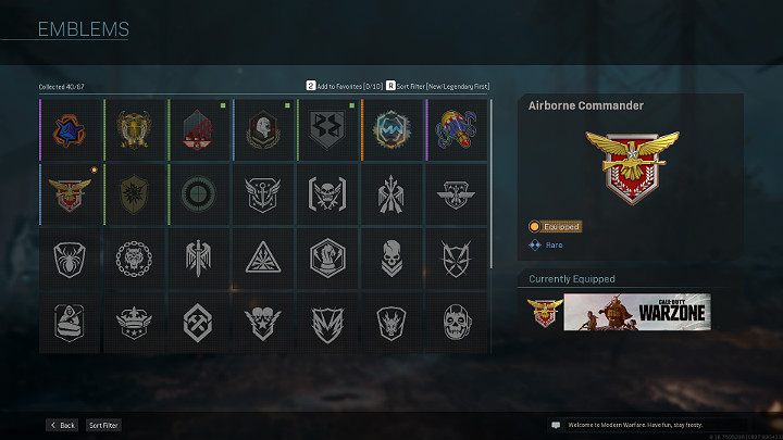 Emblematy w grze CoD Warzone odblokowuje się w taki sam sposób, jak karty, a więc można je zdobyć w darmowych gift packs, za wykonanie określonego zadania, z Battle Pass lub ze specjalnie przygotowanych zestawów przedmiotów w sklepie - Warzone: Koszary - wyzwania, misje, personalizacja - Call of Duty Warzone - poradnik do gry