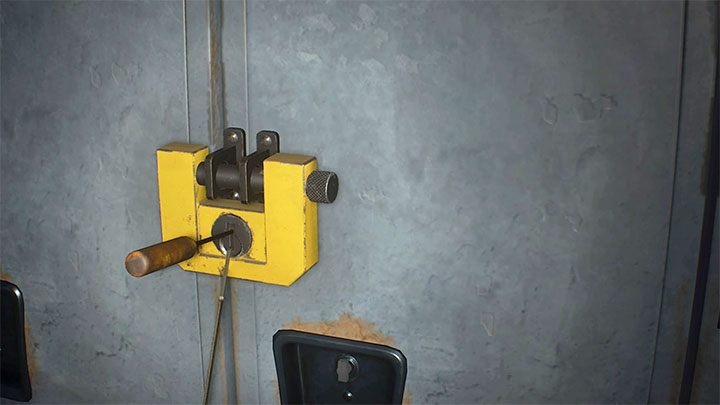 Od tego momentu możesz otwierać wytrychem wszystkie żółte kłódki - po wejściu w interakcję z kłódką wybierz wytrych z inwentarza i opcję Use - Resident Evil 3: Kłódka - jak otworzyć? - Resident Evil 3 - poradnik do gry