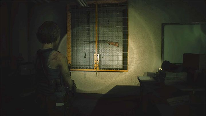 Drzwiczki gabloty są obwiązane łańcuchem i oznacza to, że musisz najpierw zdobyć obcęgi Bolt Cutters - opisaliśmy to na osobnej stronie poradnika - Resident Evil 3: Strzelba, amunicja - gdzie znaleźć? - Resident Evil 3 - poradnik do gry