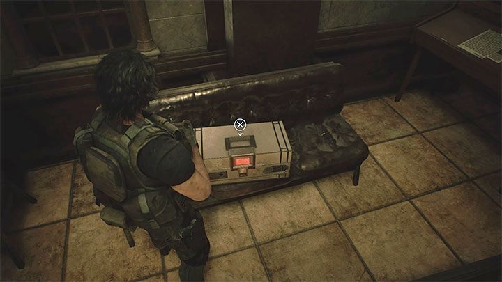Przykład elektronicznego zamka prezentuje dołączony obrazek - są one przymocowane do niektórych pojemników z lootem - Resident Evil 3: Zamek elektroniczny - jak otwierać? - Resident Evil 3 - poradnik do gry