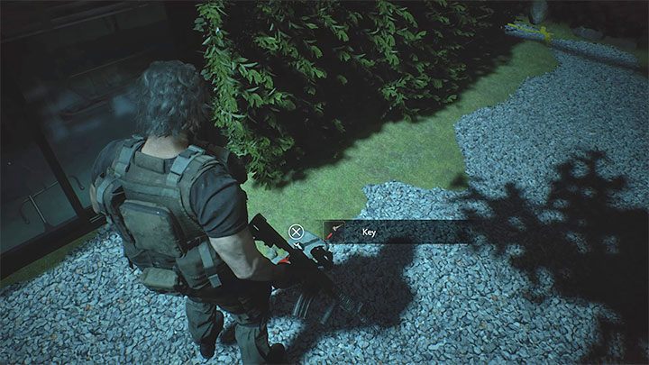 Zbadanie dziedzińca w 100% nie jest obowiązkowe, choć możesz tu odnaleźć ulepszenie dla karabinu szturmowego - Resident Evil 3: Szpital, Carlos solucja, opis przejścia - Resident Evil 3 - poradnik do gry