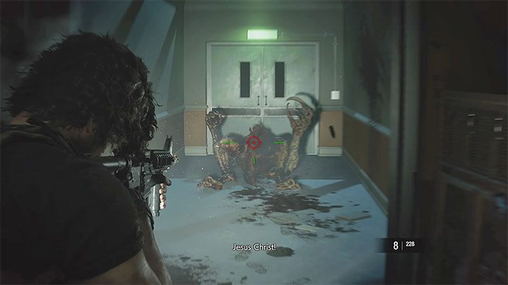 Przy próbie opuszczenia pokoju Staff Room Carlosa po raz pierwszy zaatakuje potwór Hunter Beta - Resident Evil 3: Szpital, Carlos solucja, opis przejścia - Resident Evil 3 - poradnik do gry