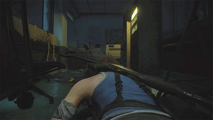 Dotrzyj do zawalonego przejścia - Jill może się tu przeczołgać - Resident Evil 3: Szpital, Jill solucja, opis przejścia - Resident Evil 3 - poradnik do gry