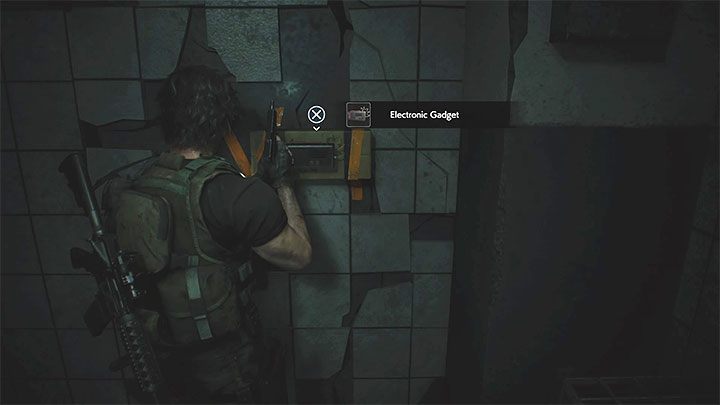 Wyjdź po schodach na piętro 2F i zbadaj salę z prysznicami Shower Room - Resident Evil 3: Komisariat policji solucja, opis przejścia - Resident Evil 3 - poradnik do gry