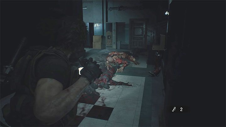 Uważaj, bo przy wejściu do magazynu dowodów rzeczowych czai się pierwszy Licker - Resident Evil 3: Komisariat policji solucja, opis przejścia - Resident Evil 3 - poradnik do gry