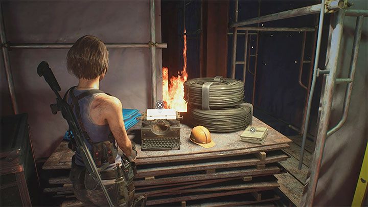 Na jednym z wyższych poziomów rusztowań natrafisz na maszynę do pisania i skrzynię na przedmioty - Resident Evil 3: Miejsce rozbiórki solucja, opis przejścia - Resident Evil 3 - poradnik do gry