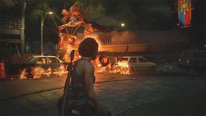 W dalszej fazie walki Nemesis będzie przez jakiś czas biegał po dachach okolicznych budynków - Resident Evil 3: Nemesis, Plac przy wieży zegarowej - Resident Evil 3 - poradnik do gry