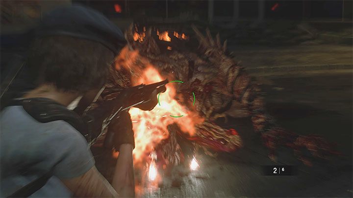 Jeśli posiadasz amunicję Mine Rounds do granatnika, to możesz też użyć jej do zatrzymania biegającego potwora poprzez przyczepienie miny do jednego z budynków - Resident Evil 3: Nemesis, Plac przy wieży zegarowej - Resident Evil 3 - poradnik do gry