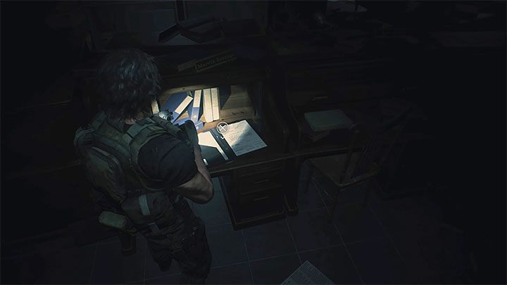 Raport z zatrzymania leży na jednym z biurek w biurze West Office na parterze komisariatu - Resident Evil 3: Komisariat policji sekrety, znajdźki - Resident Evil 3 - poradnik do gry