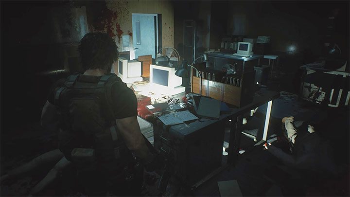 Dziennik leży na zakrwawionym biurku obok komputera w pomieszczeniu Staff Room na piętrze 2F szpitala - Resident Evil 3: Szpital sekrety, znajdźki - Resident Evil 3 - poradnik do gry