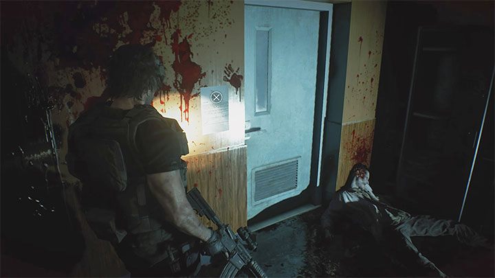 Notatka wisi na ścianie w pomieszczeniu Staff Room na piętrze 2F obok drzwi, które są początkowo zamknięte - Resident Evil 3: Szpital sekrety, znajdźki - Resident Evil 3 - poradnik do gry