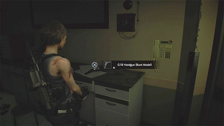 Pistolet półautomatyczny G18 Burst możesz znaleźć w pokoju Makeshift Sickroom po przebudzeniu się Jill i odzyskaniu kontroli nad nią - Resident Evil 3: Szpital sekrety, znajdźki - Resident Evil 3 - poradnik do gry