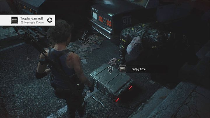 Po tym jak Nemesis uklęknie jest szansa, że wyrzuci walizkę Supply Case, która pojawi się przed nim - Resident Evil 3: Trofea - Resident Evil 3 - poradnik do gry