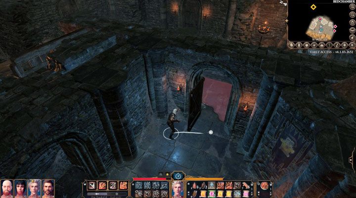 Jeżeli eksplorację sypialni rozpoczynacie od bocznego pomieszczenia, to drzwi możecie otworzyć zapalając dwa małe świeczniki po bokach (miejsce to pokazuje dołączony obrazek) - Baldurs Gate 3: Mapa Zarośnięte ruiny i Przydrożne klify w BG3 - Baldurs Gate 3 - poradnik do gry