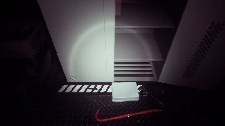 Aby czuć się choć odrobinę bezpieczniej, udaj się na niższe piętro bazy i podążaj prosto korytarzem, wzdłuż prawej ściany - Moons of Madness: Pobudka w bazie, opis przejścia - Moons of Madness - poradnik do gry