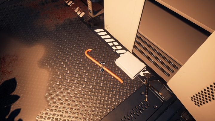 Jeśli wrócisz do miejsca ze snu, odnajdziesz otwartą szafę, zamknięte przejście i znajomy łom - Moons of Madness: Pobudka w bazie, opis przejścia - Moons of Madness - poradnik do gry