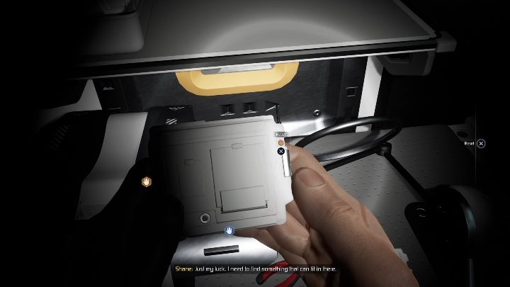 Od razu włącz latarkę, aby móc odnaleźć się w ciemności - Moons of Madness: Pobudka w bazie, opis przejścia - Moons of Madness - poradnik do gry