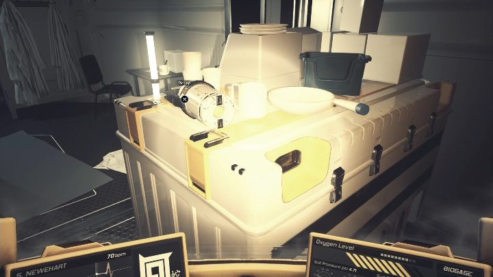 Na szafce w kolejnym pomieszczeniu znajdziesz kolejną baterię - Moons of Madness: Wyjście na Czerwoną Planetę, opis przejścia - Moons of Madness - poradnik do gry