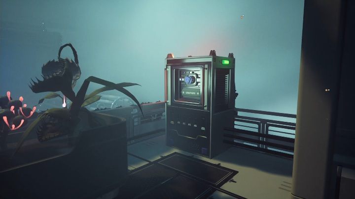 Na górze znajdziesz urządzenie, z którego musisz wyjąć niebieską baterię - Moons of Madness: Szklarnia, opis przejścia - Moons of Madness - poradnik do gry