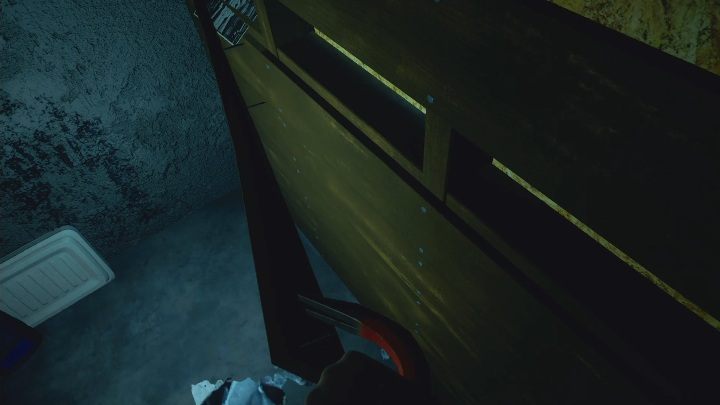 Aby dostać się do zdjęcia, zaklinowanego pomiędzy deskami, użyj łomu - Moons of Madness: Niegościnna piwnica, opis przejścia - Moons of Madness - poradnik do gry