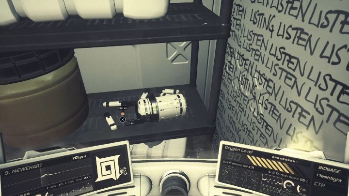 Po zdobyciu kodu - 7357 - wejdź do drugiego baraku i zabierz baterię - Moons of Madness: Przerwany sygnał, opis przejścia - Moons of Madness - poradnik do gry