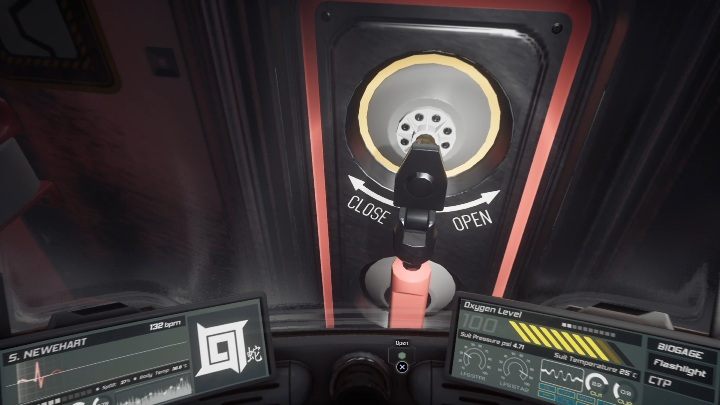 Jak wyjdziesz z windy musisz wydostać się z bazy - Moons of Madness: Ośmiogłowy potwór, opis przejścia - Moons of Madness - poradnik do gry