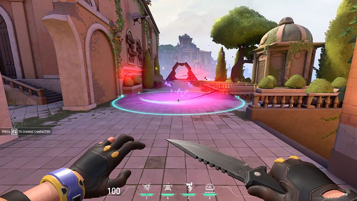 Po aktywacji tej umiejętności Killjoy uwalnia rój śmiercionośnych nanobotów, które dotkliwie ranią wszystkie cele znajdujące się na określonym obszarze (oznaczonym niebieskim okręgiem) - Valorant: Killjoy (Strażnik), postać, umiejętności - Valorant - poradnik do gry