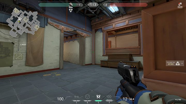 W trakcie ataku na punkt C od strony C Short należy w pierwszej kolejności zwrócić uwagę na to, czy ktoś nie czai się w środku, zaraz za drzwiami oraz w C Window - Valorant: Haven - mapa, callouts dla obrońców i atakujących - Valorant - poradnik do gry