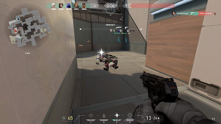 Na powyższym obrazku widać sytuację, w której Gracz posiada jedynie pistolet, nie dysponuje żadnymi kredytami, a wszyscy zawodnicy z drużyny przeciwnej zostali wyeliminowani więc bez konsekwencji może podnieść ich uzbrojenie i zabrać je ze sobą do kolejnej rundy - Valorant: Walka, porady - celownik, zasięg broni, amunicja, ściany - Valorant - poradnik do gry