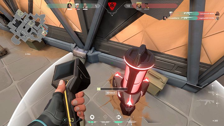 Rozbrojenia ładunku może podjąć się każdy Gracz z drużyny broniącej i nie potrzebuje do tego dodatkowego sprzętu - każdy zawodnik ma na swoim wyposażeniu odpowiednie urządzenie - Valorant: Spike - podkładanie i rozbrajanie ładunku - Valorant - poradnik do gry