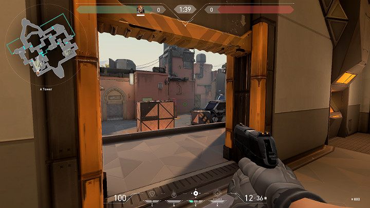 Na powyższym obrazku widać postać, która stoi w punkcie A Tower (Heaven) - Valorant: Bind - mapa, callouts dla obrońców i atakujących - Valorant - poradnik do gry