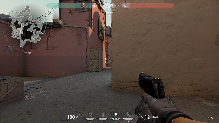 Na powyższym obrazku widać postać, która mierzy w kierunku przejścia A Short - Valorant: Bind - mapa, callouts dla obrońców i atakujących - Valorant - poradnik do gry