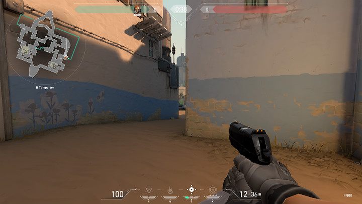Na powyższym obrazku Gracz zajął pozycję przy teleporcie skąd może obserwować przeciwników nadciągających od strony B Long - Valorant: Bind - mapa, callouts dla obrońców i atakujących - Valorant - poradnik do gry