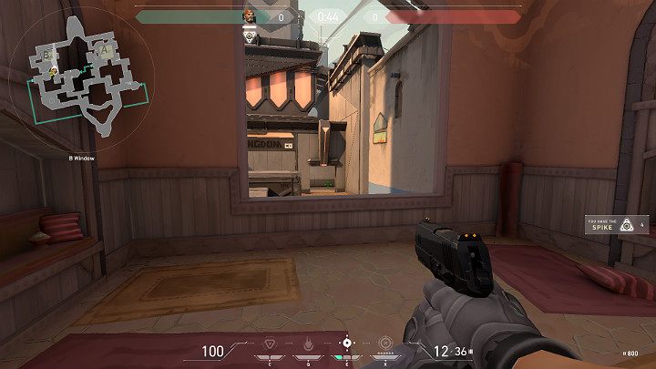 W trakcie ataku na punkt B od strony B Window należy w pierwszej kolejności zwrócić uwagę na to, czy ktoś nie czai się w przejściu z B Short do B Window - Valorant: Bind - mapa, callouts dla obrońców i atakujących - Valorant - poradnik do gry