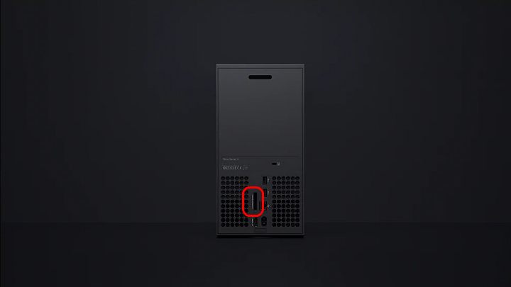 Na powyższym obrazku zaznaczono dedykowany slot na dodatkowy dysk SSD, który może rozszerzyć wewnętrzną pamięć konsoli Xbox Series X - Xbox Series X: Specyfikacja i wygląd konsoli - Xbox Series X|S - poradnik do konsol