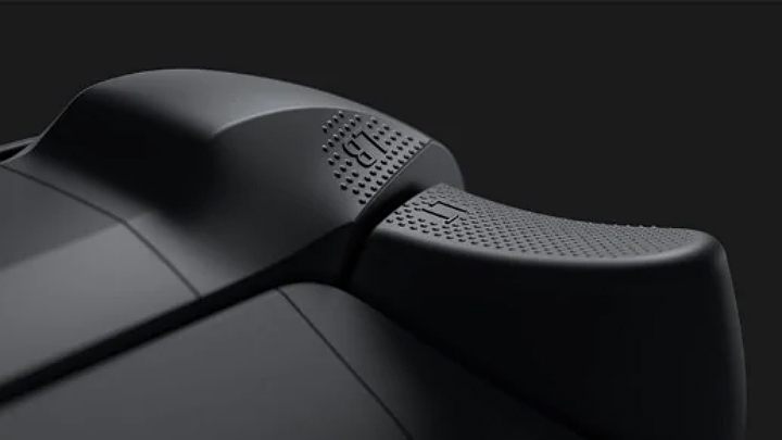 Zmieniła się także ergonomia bezprzewodowego kontrolera do Xbox Series X i w porównaniu do jego poprzednika z Xbox One, nowy pad jest nieco mniejszy i lepiej wyprofilowany na brzegach - Xbox Series X: Kontroler - Xbox Series X|S - poradnik do konsol