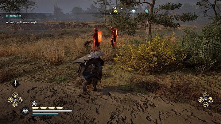 W celu skorzystania z tej umiejętności musisz zakraść się do pierwszego przeciwnika, zainicjować atak skrytobójczy, zwrócić kamerę w stronę okolicznego drugiego przeciwnika i ponownie wcisnąć przycisk ataku z ukrycia (R1 / RB) żeby rzucić z niego toporkiem - Assassins Creed Valhalla: Skradanie się - Assassins Creed Valhalla - poradnik do gry