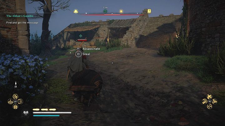 Gońca znajdziesz na parterze głównej wierzy w towarzystwie kilku strażników, ale co jakiś czas będzie przechadzał się dookoła tego miejsca - Assassins Creed Valhalla: Gambit opata/The Abbots Gambit - solucja - Assassins Creed Valhalla - poradnik do gry