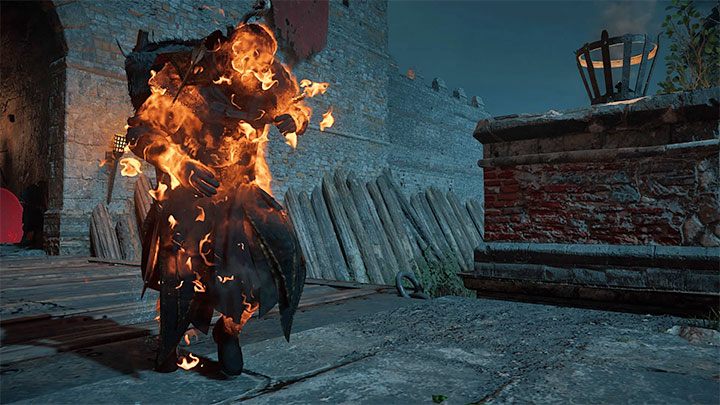 Oprócz podpalania obiektów z otoczenia możesz też podpalać przeciwników, dzięki czemu zaczną stopniowo tracić punkty zdrowia - Assassins Creed Valhalla: Jak podpalać obiekty? - Assassins Creed Valhalla - poradnik do gry