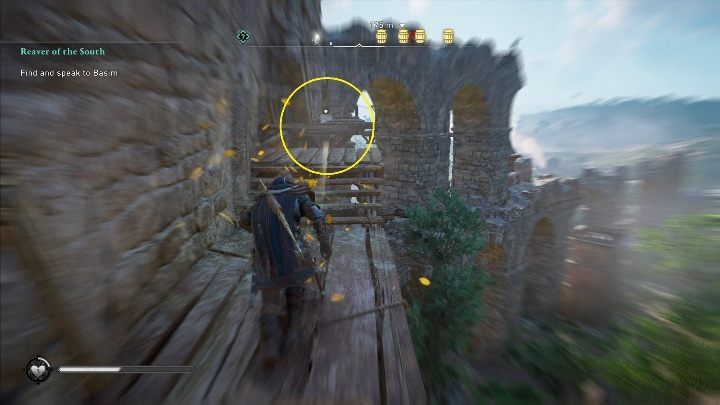 Początek: Kartka znajduje się na drewnianych deskach, zaraz obok murów - Assassins Creed Valhalla: Karta niesiona wiatrem - Suthsexe, sekrety, lokacje - Assassins Creed Valhalla - poradnik do gry